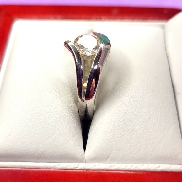 Elegant Sterling Silver Women's Ring with Moissanite Accent - Picture 3 of 7